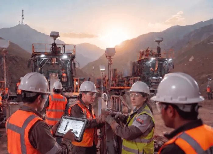 Operaciones industriales y monitoreo tecnológico